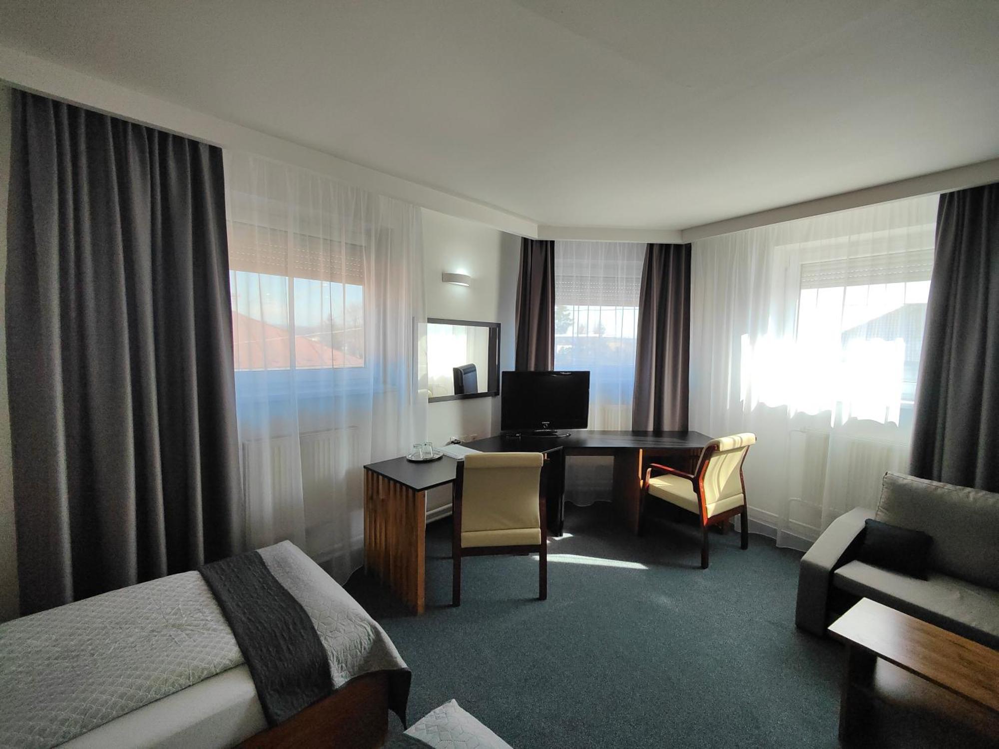 Hotel P7 Lucenec Bagian luar foto