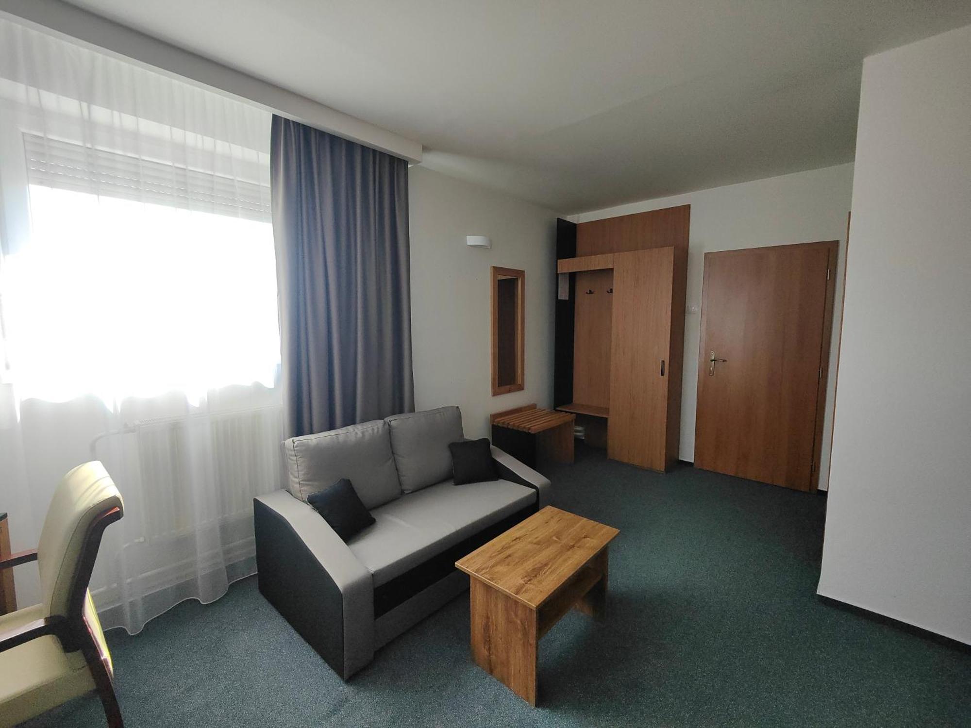 Hotel P7 Lucenec Bagian luar foto