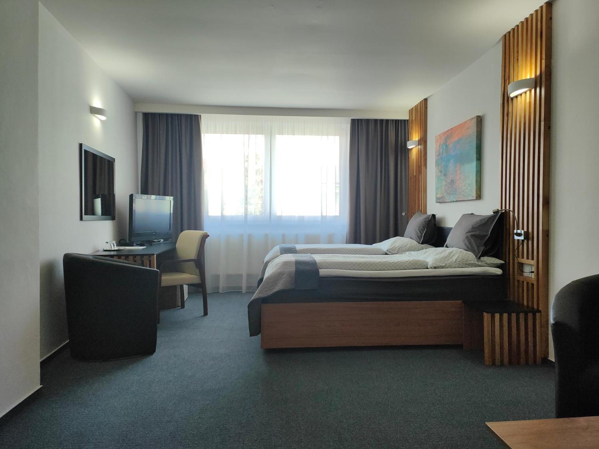Hotel P7 Lucenec Bagian luar foto